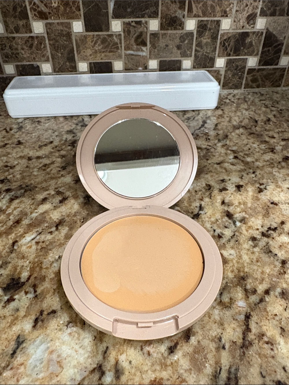 Pressed Powder - light medium - Picture 5 of 7
